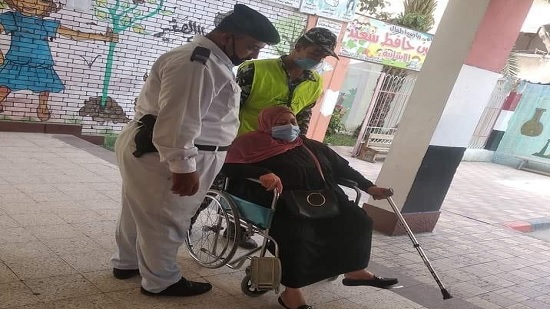  رجال الشرطة يساعدون كبار السن للإدلاء بأصواتهم في انتخابات الشيوخ ببورسعيد
