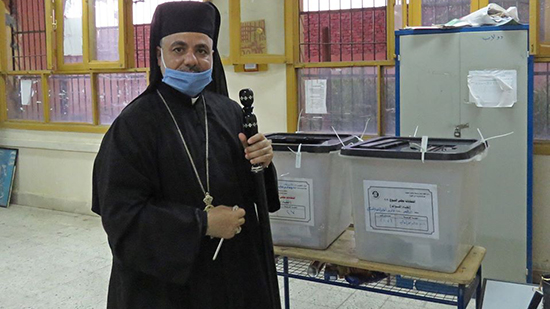 الأنبا عمانوئيل عياد يدلي بصوته في انتخابات مجلس الشيوخ الجديد