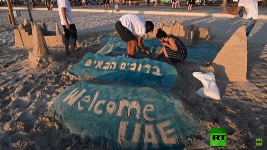  تكريما لمعاهدة السلام.. فنان إسرائيلي ينحت مباني الإمارات من الرمال