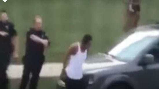 فيديو صادم.. الشرطة الأمريكية تطلق النار على رجل أسود