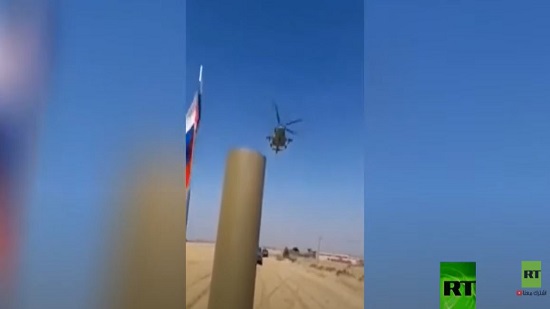  فيديو .. مروحية روسية تحلق على ارتفاع أمتار فوق مدرعات أمريكية في سوريا
