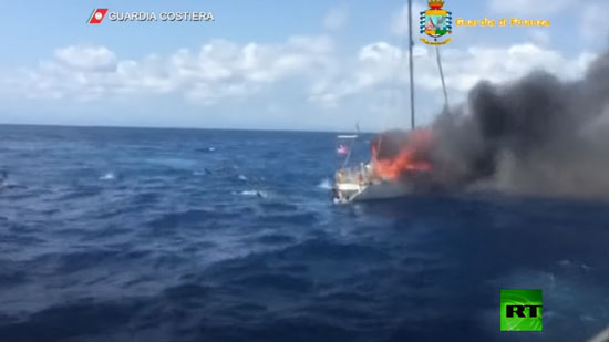 فيديو .. مصرع 3 مهاجرين إثر حريق قاربهم قبالة ايطاليا 