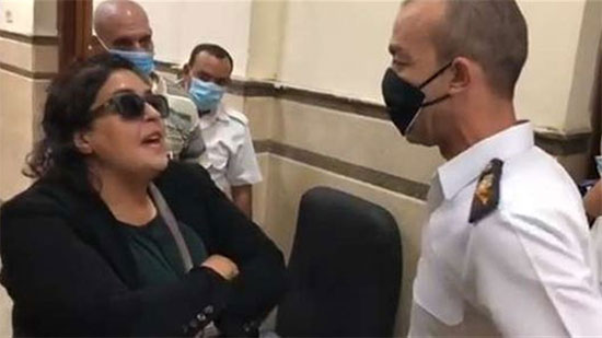 فيديو جديدة للسيدة التي اعتدت على الضابط المصري وهي تواصل سبه ودفعه بقوة 