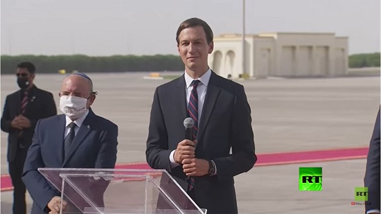  فيديو .. جاريد كوشنر يتعرض لموقف محرج بمطار أبو ظبي 
