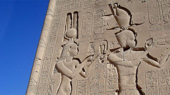 ملكة مصر كليوباترا السابعة تنصّب ابنها شريكًا لها في المُلك