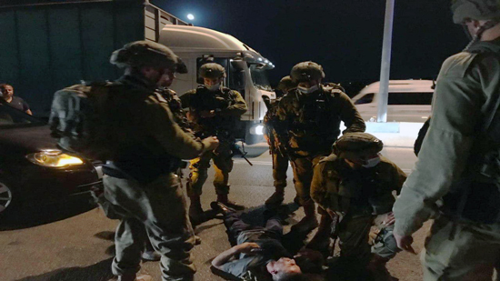 الجيش الإسرائيلي: قدمنا الإسعافات الأولية لشاب فلسطيني جريح 