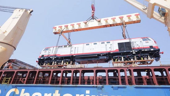  بالصور . وصول الدفعة الخامسة من جرارات السكة الحديد الجديدة لميناء الإسكندرية 