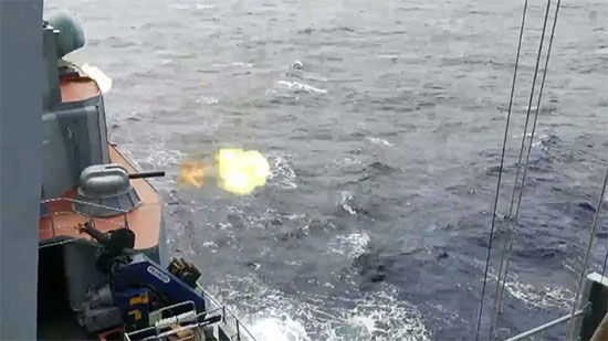 فيديو .. السفن الروسية والهندية تتصدى لهجوم جوي 