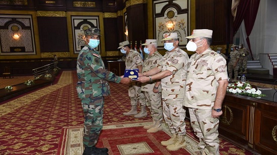  وزير الدفاع يلتقى مقاتلى الجيش الثانى الميدانى ويشيد ببطولتهم للتصدي للعناصر الإرهابية

