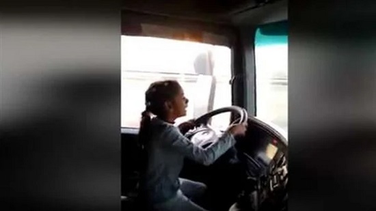 بالفيديو..طفلة تقود تريلا والأمن يضبط والدها