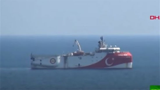 فيديو .. تركيا تسحب سفينة تنقيب وسفن حربية من شرق المتوسط واليونان تعلق 