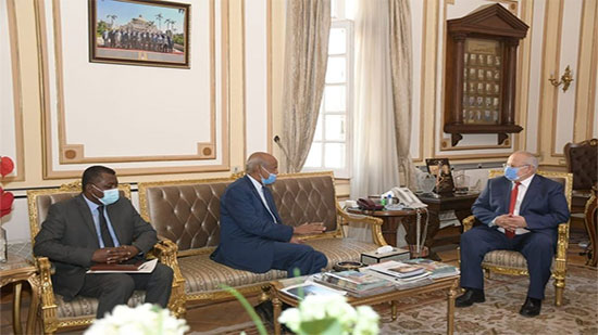 رئيس جامعة القاهرة يستقبل السفير السوداني لبحث ترتيبات عودة فرع الخرطوم