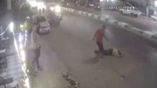 فيديو.. سرفيس تصدم مواطنا أثناء وقوفه بجوار سيارة بالشرقية
