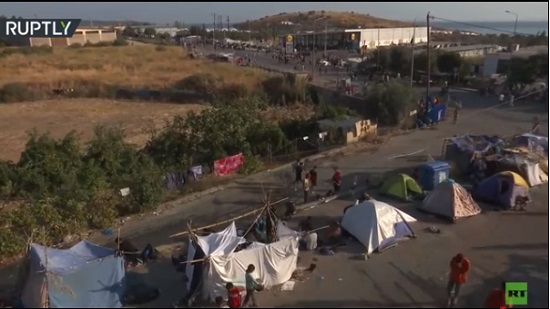 الشرطة اليونانية تنقل مهاجرين في جزيرة ليسبوس إلى مخيم مؤقت بعد حريق