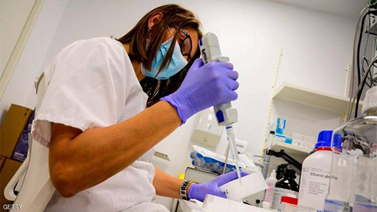 باحثة في مختبرات اللقاح في مدريد
