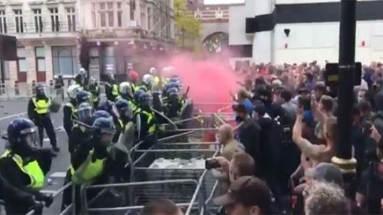 اشتباكات بين الشرطة البريطانية ومحتجين على إجراءات الإغلاق بسبب كورونا
