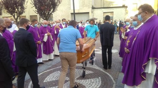 مراسم جنازة الكاهن 