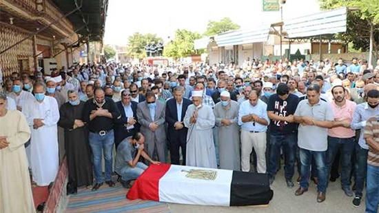 شقيق الشهيد محمد عفت القاضى، رئيس مباحث سجن طرة، يبكى أمام الجثمان أثناء صلاة الجنازة 