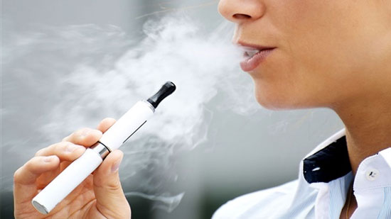 دراسة تكشف السر وراء تسبب السجائر الإلكترونية فى إصابات الرئة
