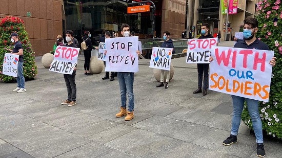  بالصور.. وقفة احتجاجية بأستراليا تنديدا بالعدوان التركي الأذربيجاني على أرمينيا وأرتساخ 