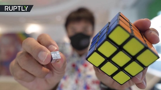  فيديو .. شركة يابانية تبتكر أصغر مكعب روبيك في العالم

