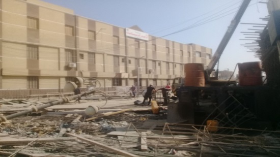 بالصور ... محيط مدرسة الراهبات ببني سويف يتحول لمخزن لمواد البناء الخطرة 
