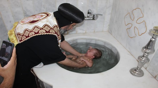  الأنبا أرسانيوس يدشن معمودية ويعمد طفلين
