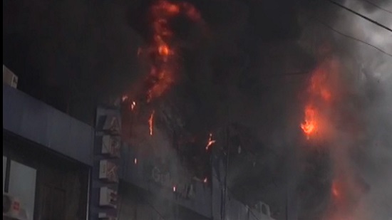 النيران تلتهم 40% من مركز تجاري في لاهور الباكستانية وتكبد خسائر مادية فادحة