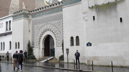 لوفيجارو : فرنسا تغلق مسجد لتأييد إمامه للمتطرف ذابح المدرس 