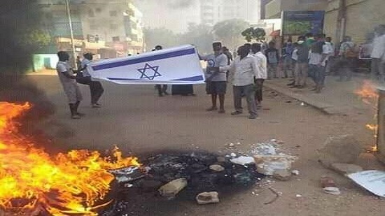  فيديو .. سودانيون يحرقون علم إسرائيل في الخرطوم 
