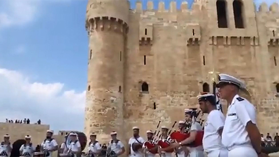 بالفيديو.. فرقة فرنسية تقدم عروضا فنية فى ساحة قلعة قايتباى بالإسكندرية  