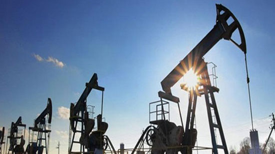تراجع أسعار النفط بضغط احتمال تخفيض روسيا إنتاجها.. وبرنت يسجل 42.22 دولار