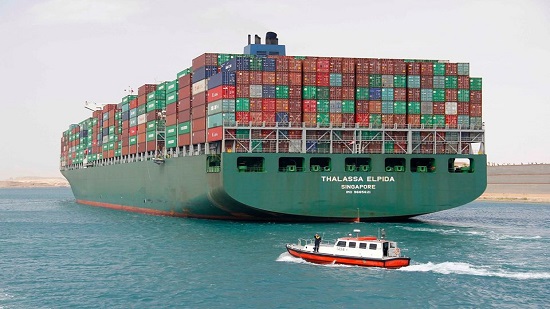 قناة السويس تستقبل سفينة حاويات عملاقة بغاطس 17.4 متر للمرة الأولى في تاريخها
