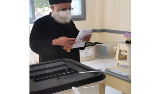 وكيل البابا تواضروس بالإسكندرية يدلى بصوته فى انتخابات النواب