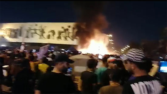 فيديو .. اندلاع النيران بخيام معتصمين بالعراق 