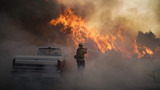  فيديو .. إصابة رجال إطفاء بحروق خطيرة في حرائق غابات كاليفورنيا
