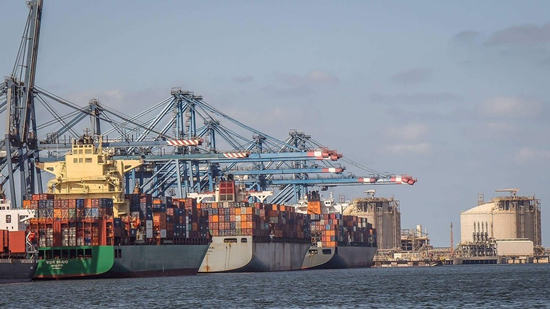 ميناء دمياط يستقبل 3 سفن حاويات 