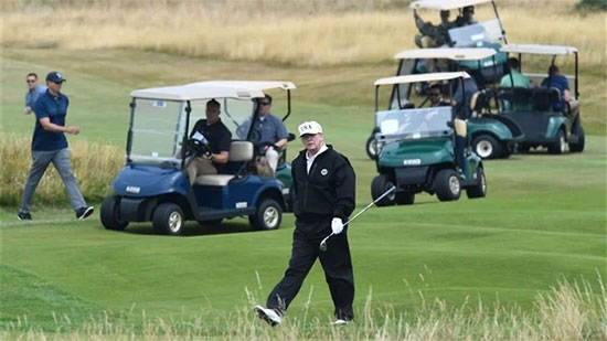 
لليوم الثاني على التوالي.. ترامب يلعب الجولف بعد هزيمته أمام بايدن ..شاهد