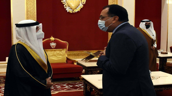 بالصور.. رئيس الوزراء يؤدي واجب العزاء في وفاة رئيس وزراء البحرين