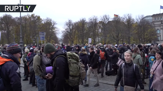  فيديو .. آلاف الألمان يحتجون على خطط أنجيلا ميركل لمجابهة كورونا