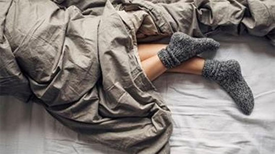 أضرار ارتداء الجوارب أثناء النوم في الشتاء