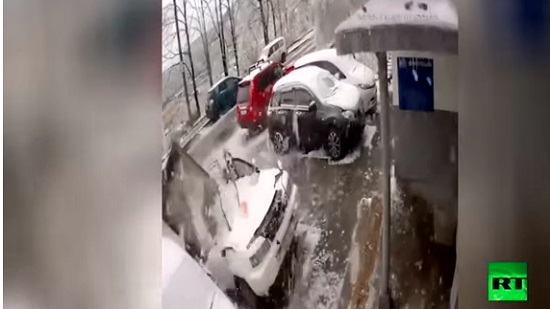 بلاطة تسقط على سيارة وتكاد تقتل سائقها في فلاديفوستوك الروسية