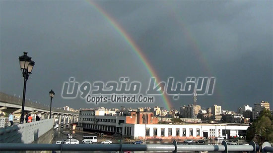 قوس قزح يزين سماء مترو النزهة الجديد بعد سقوط الأمطار