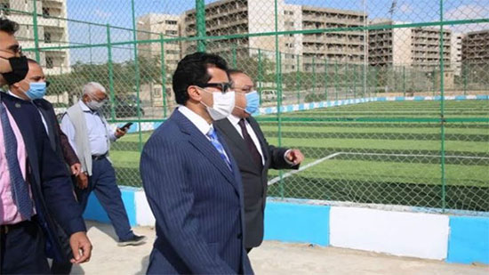 وزير الرياضة يتفقد أعمال تطوير ملاعب جامعة حلوان