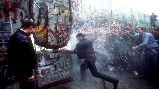 31 عاما على هدم جدار برلين بالكامل