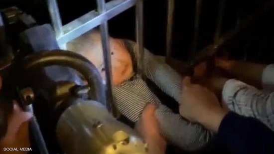 طفل يسقط من الطابق الـ13 وينجو.. فيديو لمعجزة تحبس الأنفاس