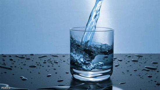 الماء السائل نوعان.. دراسة سويدية تكشف 