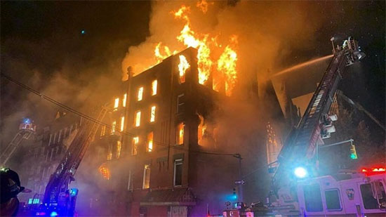 بالفيديو.. حريق ضخم في كنيسة مانهاتن التاريخية