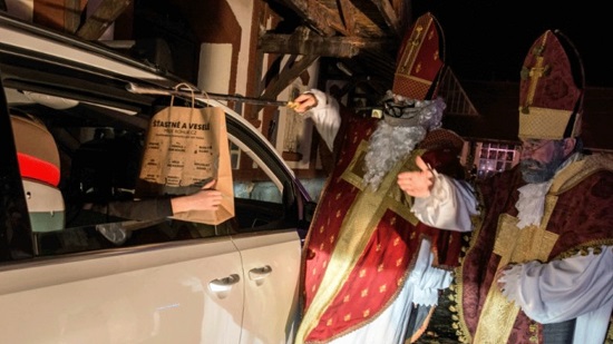 القديس نيقولاوس يتحدى كورونا ويوزع الهدايا في براغ