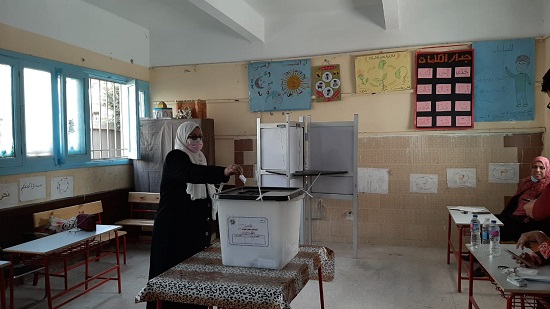  توافد المواطنين على اللجان الانتخابية بالسويس للإدلاء بأصواتهم لليوم الثانى فى جولة الاعادة